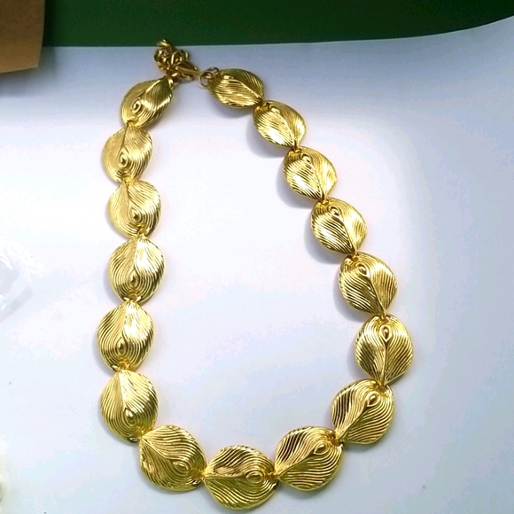 Jewelry gold color costume necklace - Picture 1 of 3